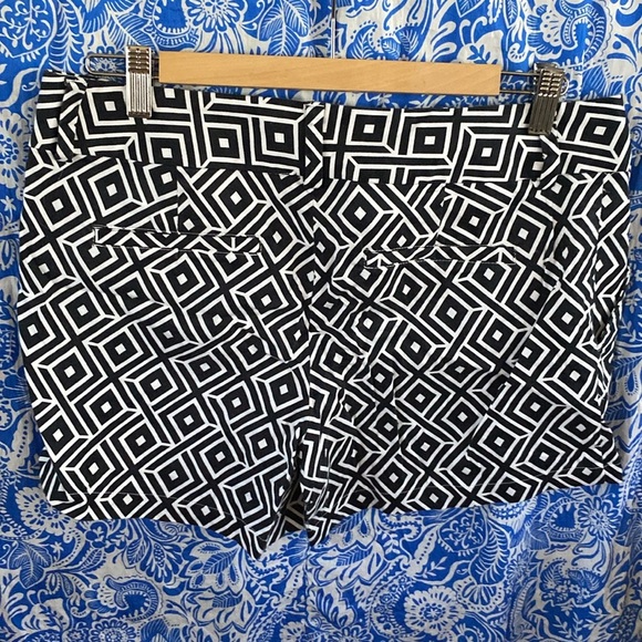 INC International concepts Geometrical, black and white shorts size 10 - Picture 4 of 4